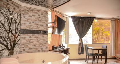 2 Bedroom AC bedrooms, Hot Tub, 4 blocks to Lleras