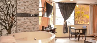 2 Bedroom AC bedrooms, Hot Tub, 4 blocks to Lleras