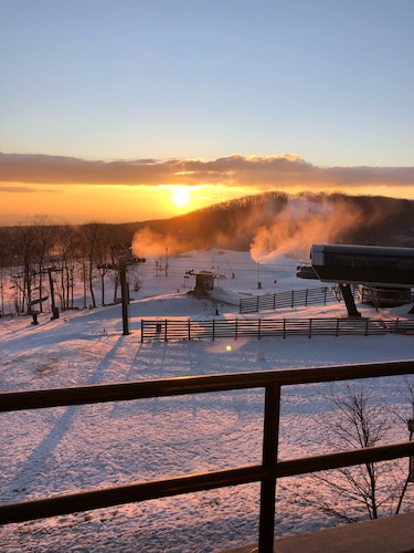 Amazing Mountain views - Ski In Ski Out - Wifi - fireplace - Pets OK 