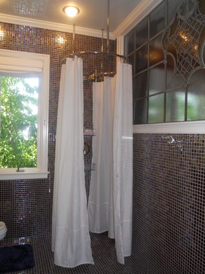 Secadora de cabello, toallas, jabón, shampoo 