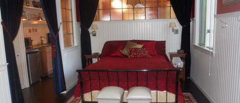 2 間睡房、書桌、熨斗/熨衫板、可攜式嬰兒床