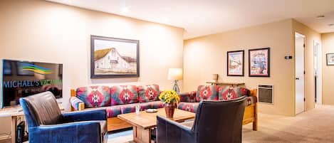 Televisión, chimenea y tenis de mesa