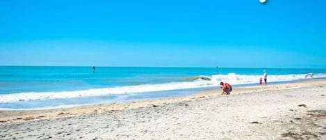 Una spiaggia nelle vicinanze, teli da spiaggia