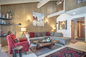 Televisión, chimenea, tenis de mesa y libros 