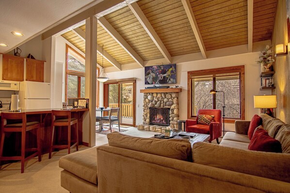 TV, fireplace, table tennis, books - SV102 - Walk to Lifts & Town - Hot Tub & Pool (Ketchum)