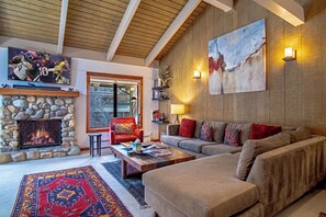 Televisión, chimenea, tenis de mesa y libros 