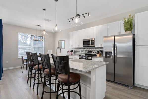 Réfrigérateur, four à micro-ondes, un four, surface de cuisson