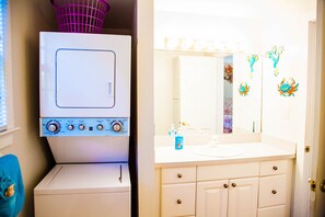 Combined shower/bathtub, towels - Conch Republic Consul General's Cottage.-Historic District (Key West)