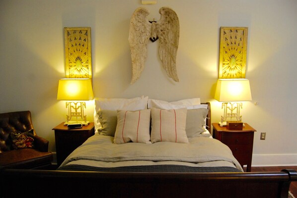 Een strijkplank/strijkijzer, gratis wifi, beddengoed