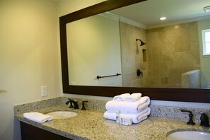 Ensemble douche/baignoire, sèche-cheveux, serviettes fournies