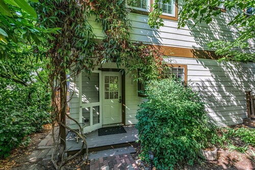 The Maple Apartment at Tudor House Vacation Rentals