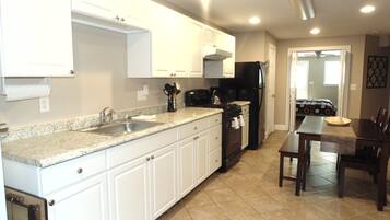 Jääkaappi, mikroaaltouuni, uuni, liesi