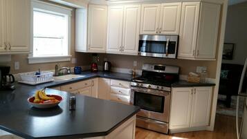 Køleskab, mikrobølgeovn, ovn, kogeplade