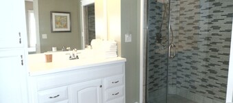 GORGEOUS AND MODERN describes this 6 bedroom home .
