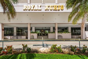 A hotel entrance with 'ROYAL KUHITO' signage, a covered entrance, and a 15-minute parking limit. - Ocean/Waikiki Views-Spacious Modern unit+parking "in the heart of Waikiki" (Honolulu)