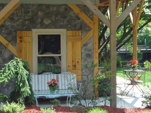 Outdoor dining - Birch Suite: Cozy NC Mountain & Riverside Cabin @ Roaring River Vineyards (Traphill)