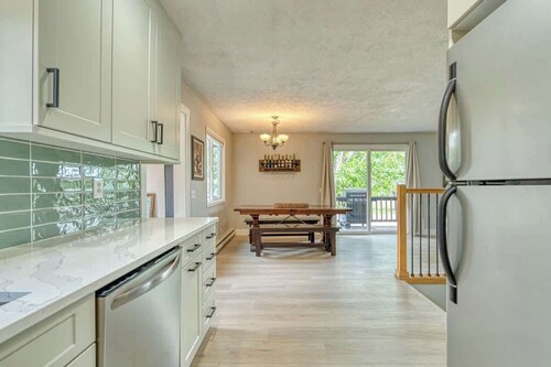 2 Blocks From The Lake!