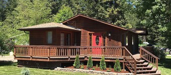 2 Blocks From The Lake!