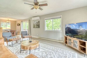 Smart TV, DVD player, stereo, offices - 2 Blocks From The Lake! (Lakeside)