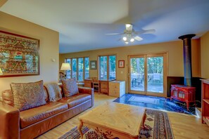 Smart TV, fireplace, DVD player, books - Conveniently Located just off University Avenue on Madison's West Side  (Madison)