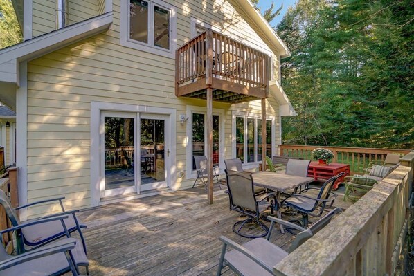 Outdoor dining - Conveniently Located just off University Avenue on Madison's West Side  (Madison)