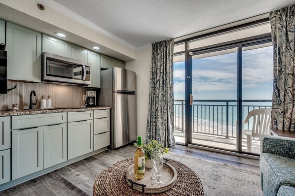 Kühlschrank, Mikrowelle, Herdplatte, Geschirrspüler