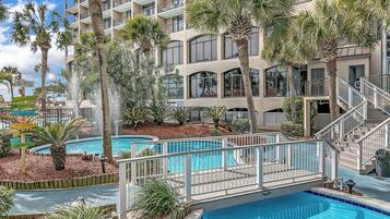 Alberca techada y alberca al aire libre