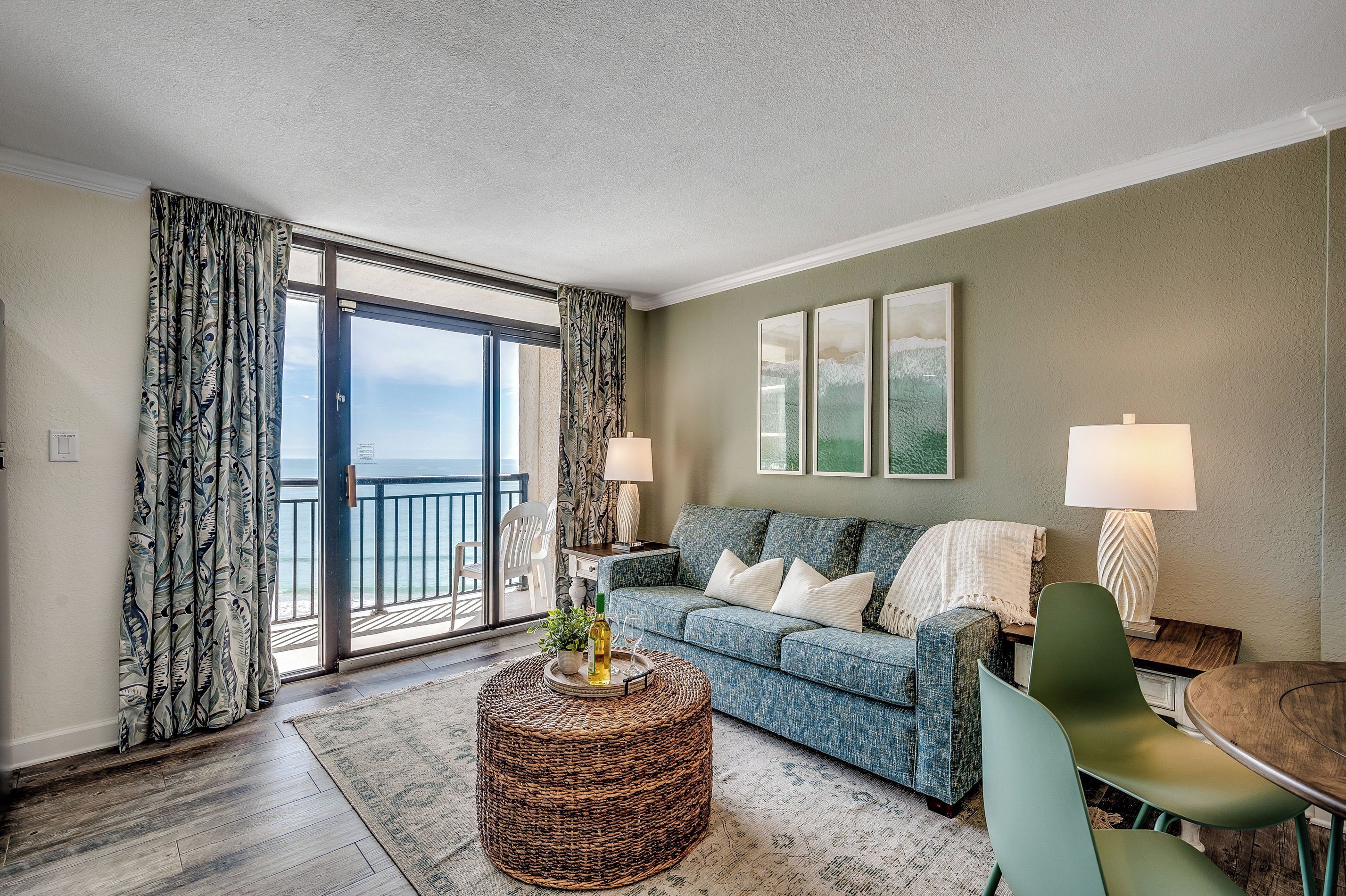 Smart-tv, een dvd-speler, tafelvoetbal en boeken