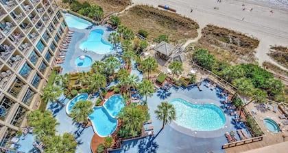 Just remodeled- Glamorous king oceanfront condo with pools and hot tubs!