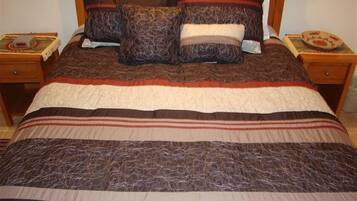 3 quartos, escrivaninha, ferros/tábuas de passar roupa