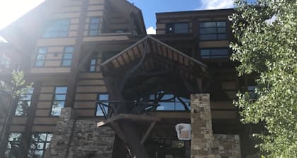 Meilleur rapport qualité-prix en motoneige, période! Marchez jusqu'aux remontées mécaniques et à l'école de ski!