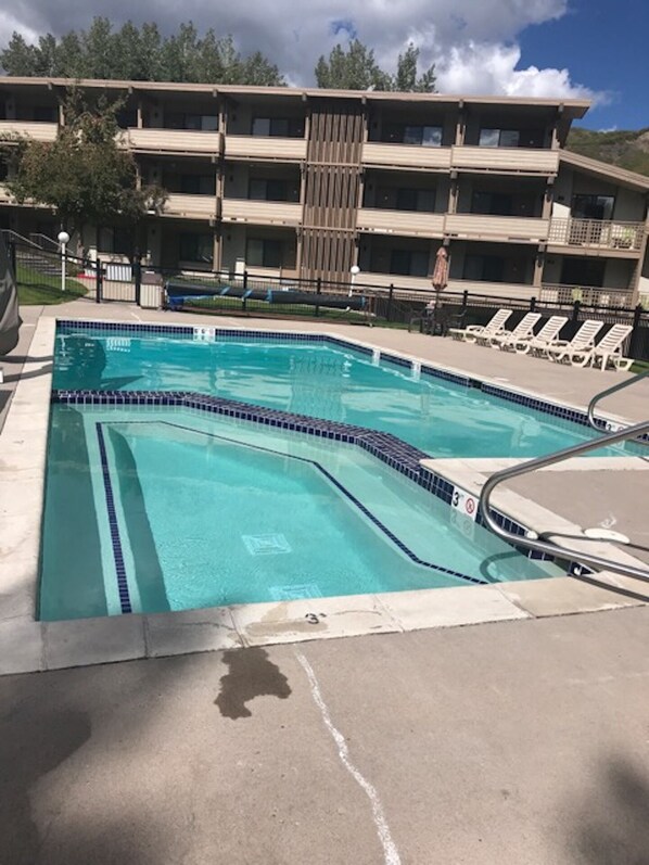 Una piscina al aire libre, una piscina climatizada