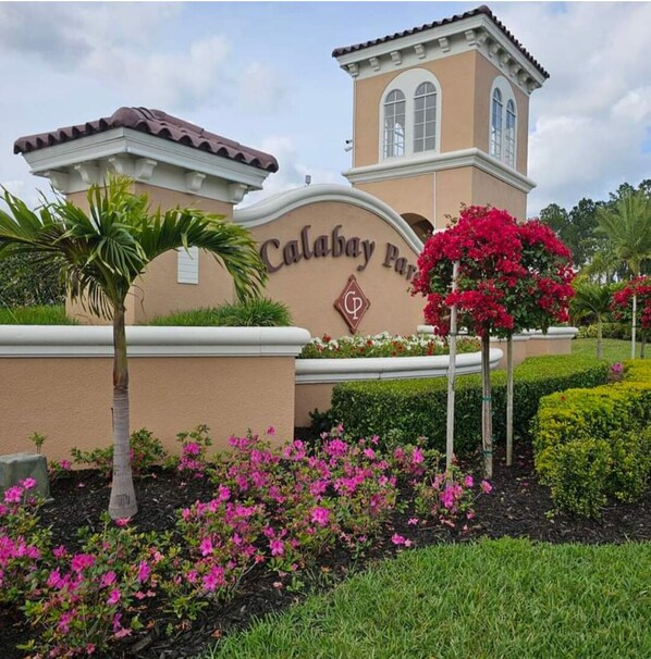 Property grounds - USD 140/night Private and Spacious 4BR/3BA 15 min from Disney, Pool. (Davenport)