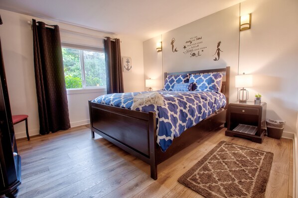 3 bedrooms, desk, iron/ironing board, travel crib