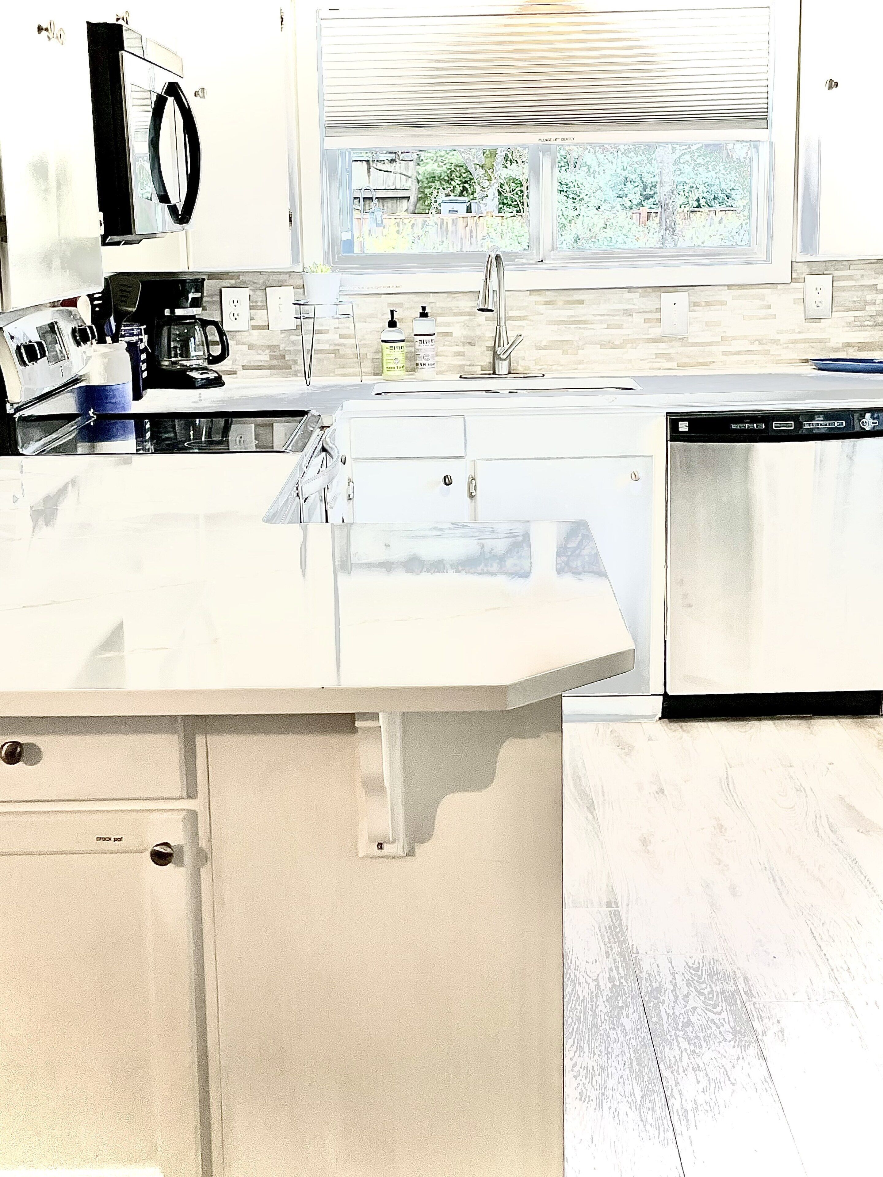 冷蔵庫、電子レンジ、オーブン、コンロ