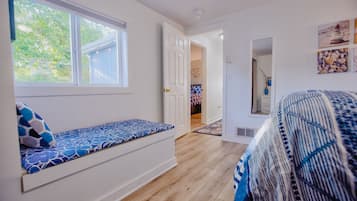 3 bedrooms, desk, iron/ironing board, travel crib