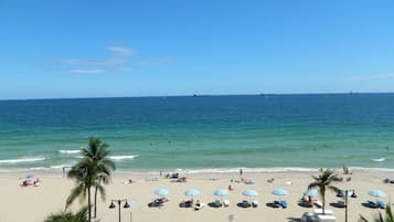 En la playa, camastros y toallas de playa 