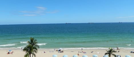 På stranden, solsenger og strandhåndklær