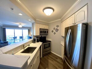 Fridge, microwave, oven, stovetop - MAKAI'S CONVENTION CENTER NEWLY REMODELED OC INDOOR POOL FITNESS BILLIARDS  (Ocean City)