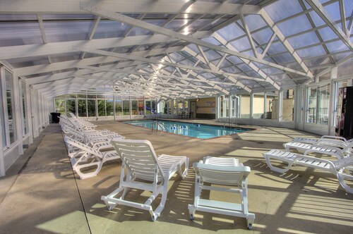 Billy's Mountain Blessing w/ Pools, Hot tub, Balcony & Arcade Game. 2 King beds