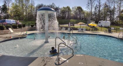Billy's Mountain Blessing w/ Pools, Hot tub, Balcony & Arcade Game. 2 King beds