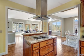 Fridge, microwave, oven, stovetop - Guntersville Lakefront Home. Pool & Boathouse. Pontoon boat & jet skis rentals (Guntersville)