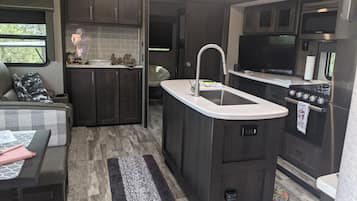 Réfrigérateur, micro-ondes, plaque de cuisson, cafetiÚre/bouilloire