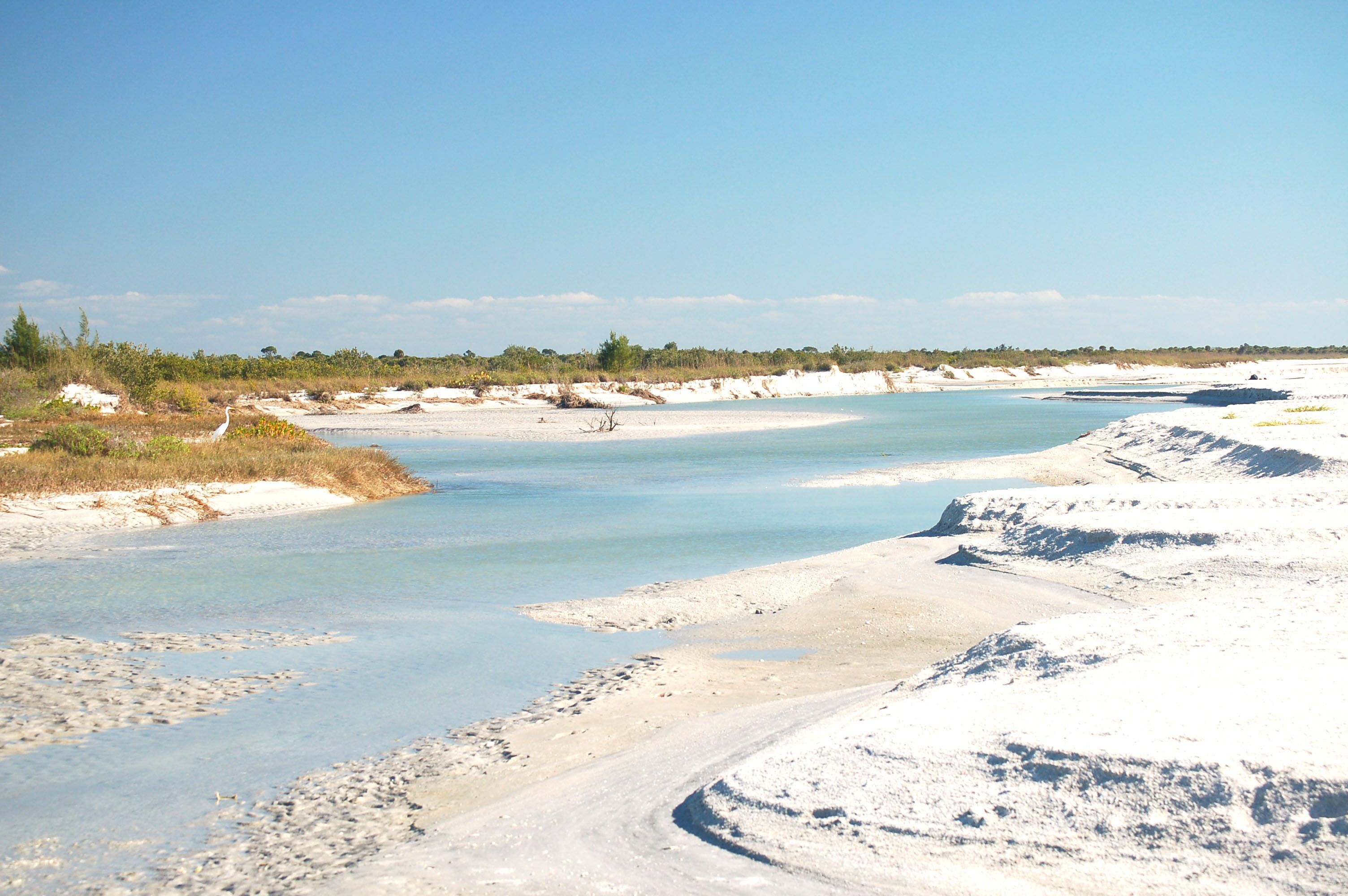 Ligstoelen aan het strand, strandlakens