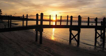 5 STAR, Pet Friendly, Sunny, Private Old Florida Charm Cottage and Mins to Beach