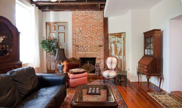 Smart-TV, DVD-spiller og kontorer