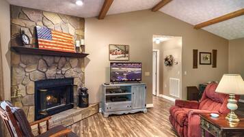 Een televisie, een open haard en een dvd-speler