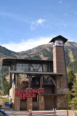 Exterior. Superb Upgraded 1 BR/BA King Bed End Unit in the Newest Building in The Aspens!