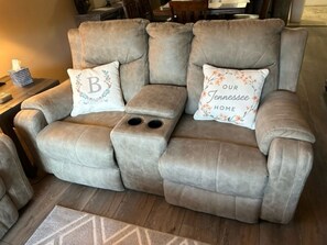 Televisio, takka, DVD-soitin, kirjoja