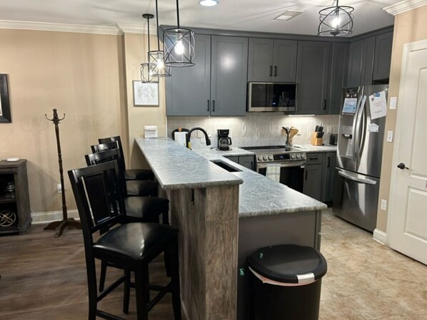 Jääkaappi, mikroaaltouuni, uuni, liesi